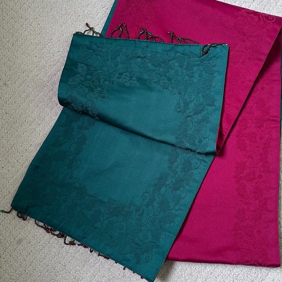 88" Double Sided Damask Red/Green Table Runner with Beaded fringe - EXC - Picture 2 of 2